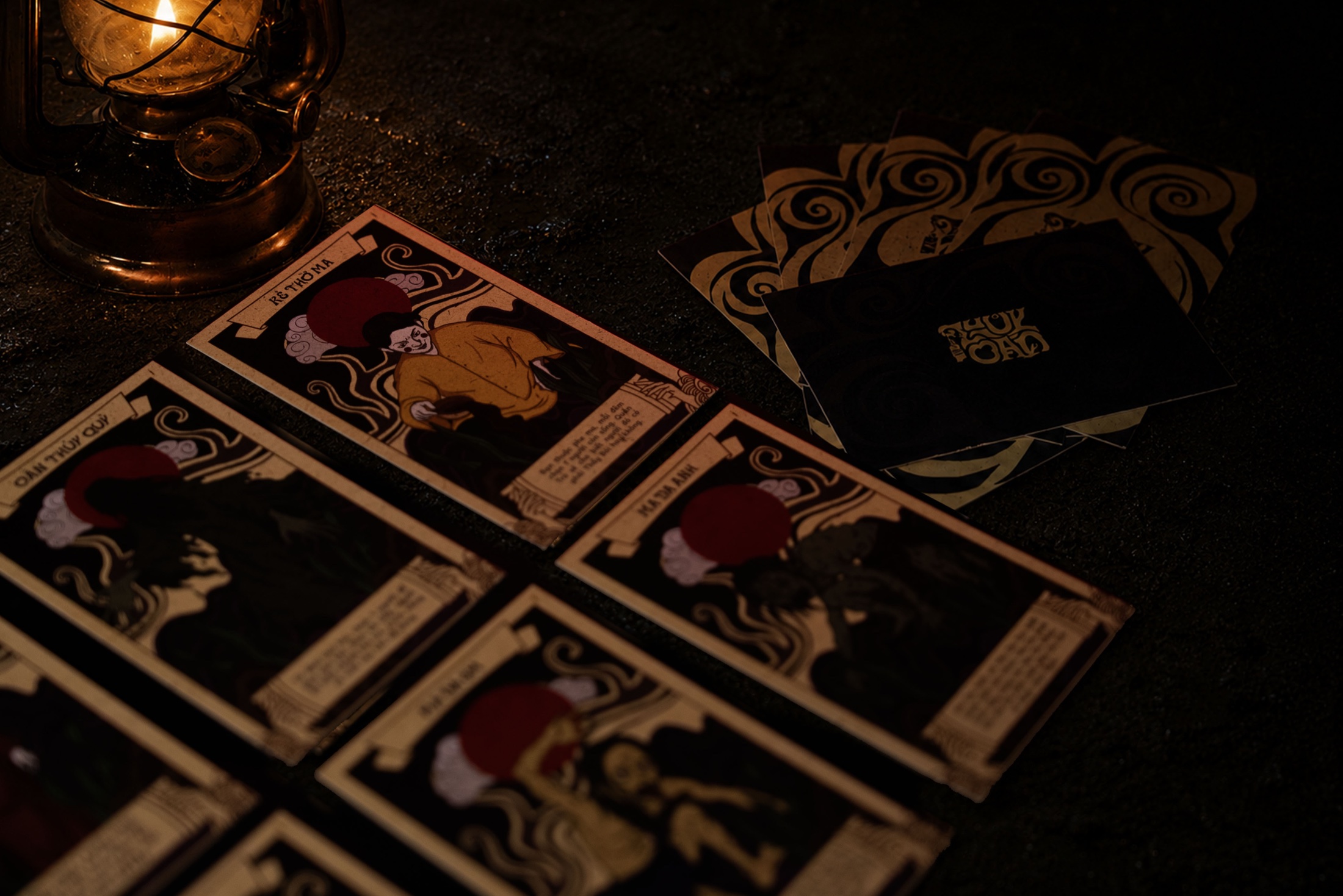 Các thẻ Phe Ma của cardgame Thuỷ Oán bên ngọn đèn dầu